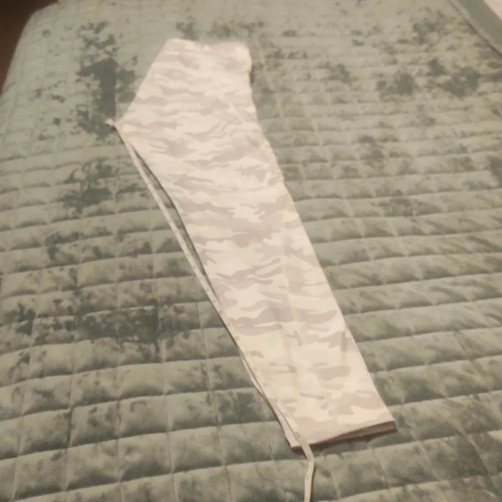 Like New! Athletic Leggings Grey/White Camo Size Large - Picture 12 of 16